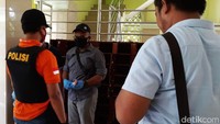Polisi melakukan olah TKP di lokasi penemuan benda mencurigakan tersebut. 