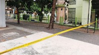 Garis polisi dipasang di sekitar Masjid Al Mujahidin Universitas Negeri Yogyakarta (UNY).