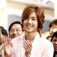 Secara mengejutkan pada posisi tiga ada bintang drama Korea Boys Over Flowers, Kim Hyun Joong. Aktor yang merupakan bintang Meteor Garden versi Korea itu mengalahkan rekannya di Boys Over Flowers, Lee Min Ho, menurut survei King Choice, sebagai aktor Korea paling tampan. Foto: Instagram