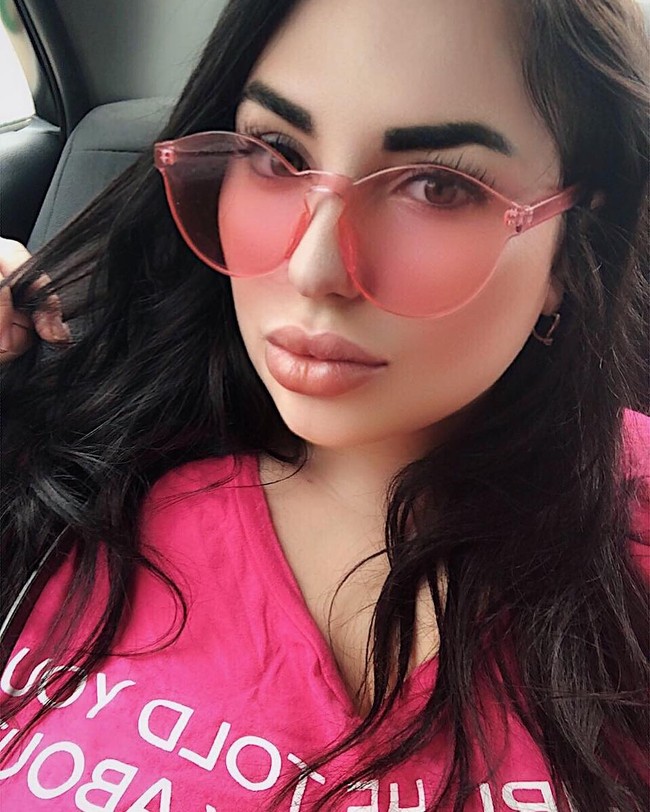 Di media sosialnya dia kerap mendapatkan komentar-komentar negatif yang bernada seksis. Anastasia bahkan mengaku punya stalker selama bertahun-tahun yang telah mengancamnya.  Foto: Instagram Anastasia Berthier