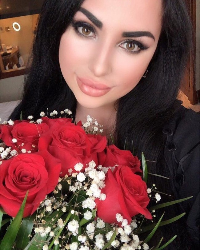 Ada satu pria gila yang mengancam bahwa dia akan pergi ke dapur dan memotong pembuluh darahnya jika saya tidak menjawab pertanyaannya, aku Anastasia, seperti dikutip dari Mirror.  Foto: Instagram Anastasia Berthier