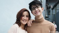 Andi Soraya kompak dengan Darren Starling, buah cintanya dengan Steve Emmanuel. Foto: Palevi/detikHOT