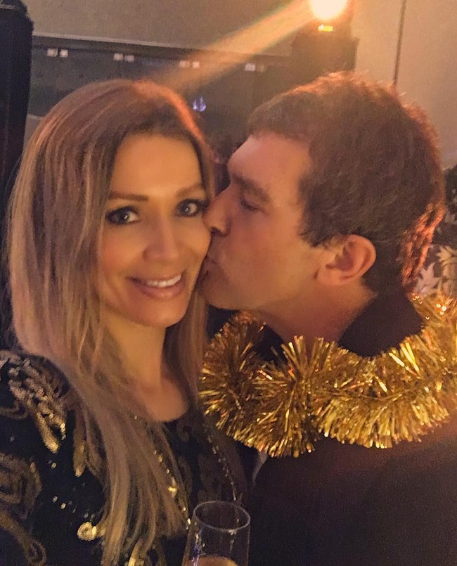 Seperti pasangan yang sedang kasmaran, mereka tak sungkan untuk memamerkan kemesraan di hadapan publik atau media sosial. (Foto: Instagram/@antoniobanderasofficial)