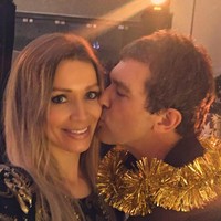 Seperti pasangan yang sedang kasmaran, mereka tak sungkan untuk memamerkan kemesraan di hadapan publik atau media sosial. (Foto: Instagram/@antoniobanderasofficial)