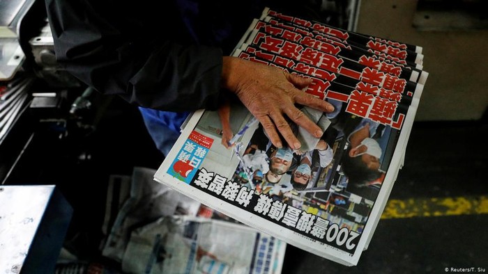 Apple Daily: Warga Hong Kong Tunjukkan Solidaritas Bagi Tabloid Pro-Demokrasi