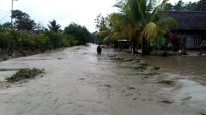 Banjir akibat Sungai Saluampak, Luwu Utara meluap.