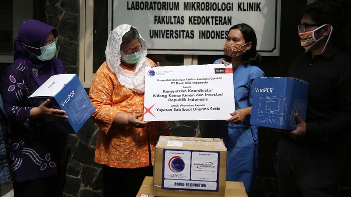 Bantuan untuk penanganan COVID-19 terus mengalir. Dua mesin PCR diserahkan kepada Departemen Mikrobiologi Fakultas Kedokteran UI untuk mempercepat tes corona.