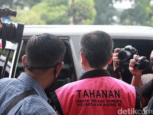 Beda dengan Pinangki, 7 Tahanan Kejagung Ini Ditampilkan Pakai Rompi Pink