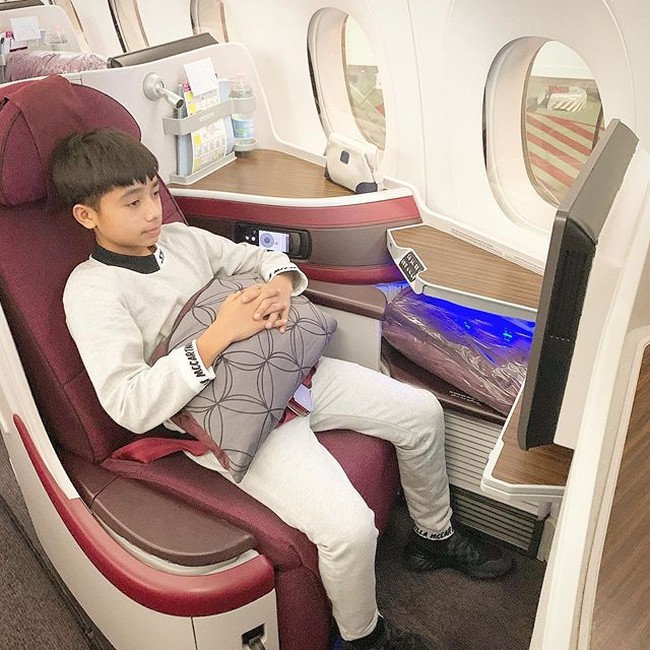 “Aku punya ongkos duit Rp 2.000 dari ini (bakpao). Buat naik angkot (ke sekolah),” ucap Betrand Peto dalam acara Okay Bos berjudul “Kisah Masa Lalu Betrand Peto” yang dikutip dari YouTube Trans7 Official, Sabtu (25/7/2020). Foto: Instagram @betrandpetoputraonsu