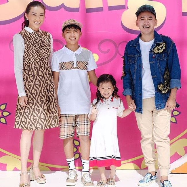 Betrand mengatakan bahwa dia menjual bakpaonya itu setiap pulang sekolah. Sebelum menjual bakpao biasanya dia akan mencari makanan ternak terlebih dahulu. Foto: Instagram @sarwendah29