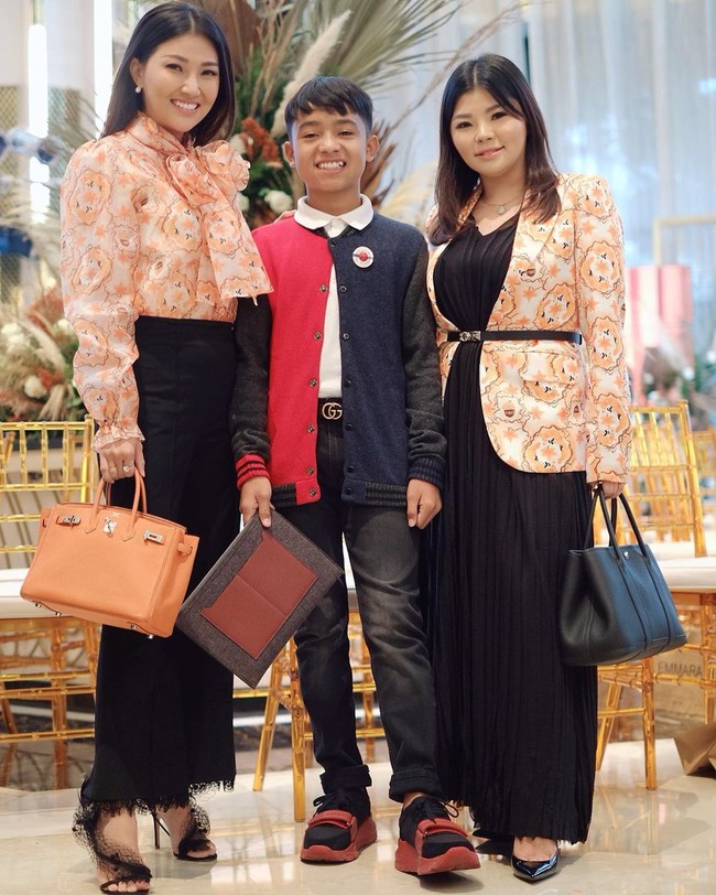 “Aku jualannya pulang sekolah terus cari makanan ternak dulu, sorenya baru jualan (bakpao). Kalau jalan kaki ke sekolah itu 5 kilometer, setengah jam,” kata Betrand. Foto: Instagram @sarwendah29