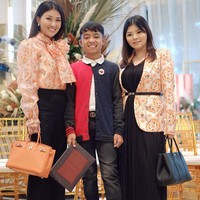 “Aku jualannya pulang sekolah terus cari makanan ternak dulu, sorenya baru jualan (bakpao). Kalau jalan kaki ke sekolah itu 5 kilometer, setengah jam,” kata Betrand. Foto: Instagram @sarwendah29