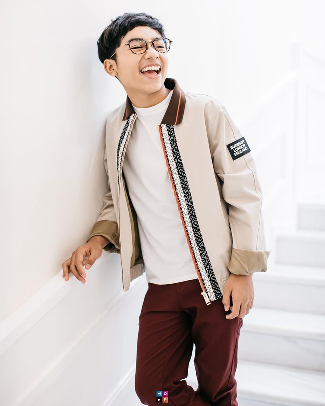 “Pertama kali suka nyanyi dari kecil tapi orang tua yang di sana enggak tahu kalau bisa nyanyi, waktu masih umur empat tahun. Cuma nyanyi di sawah mancing belut,” tutur Betrand Peto. Foto: Instagram @ruben_onsu