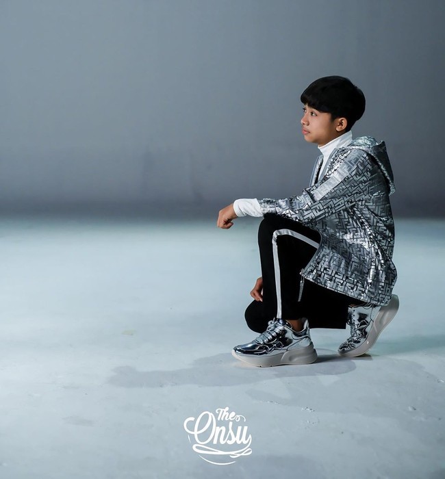 Setelah diangkat anak, Betrand terlihat sering menggunakan pakaian dan benda-benda bermerek yang berharga fantastis. Dirinya juga beberapa kali terlihat melakukan sesi pemotretan dengan Sarwendah, Ruben, dan kedua putri mereka, Thalia dan Thania. Foto: Instagram @betrandpetoputraonsu