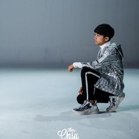 Setelah diangkat anak, Betrand terlihat sering menggunakan pakaian dan benda-benda bermerek yang berharga fantastis. Dirinya juga beberapa kali terlihat melakukan sesi pemotretan dengan Sarwendah, Ruben, dan kedua putri mereka, Thalia dan Thania. Foto: Instagram @betrandpetoputraonsu