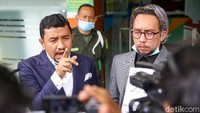 Untuk diketahui, Andika Surachman divonis 20 tahun penjara, sedangkan istrinya, Anniesa Desvitasari Hasibuan, divonis 18 tahun penjara. Andika-Anniesa terbukti melakukan penipuan perjalanan umrah dan melakukan pencucian uang dari duit setoran jemaah umroh. Siti Nuraida Hasibuan, yang merupakan adik Anniesa, dijatuhi hukuman penjara 15 tahun dan denda Rp 5 miliar.