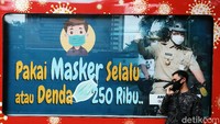 Warga diminta untuk memakai masker untuk mencegah penyebaran COVID-19. Bagi warga yang melanggar akan didenda.