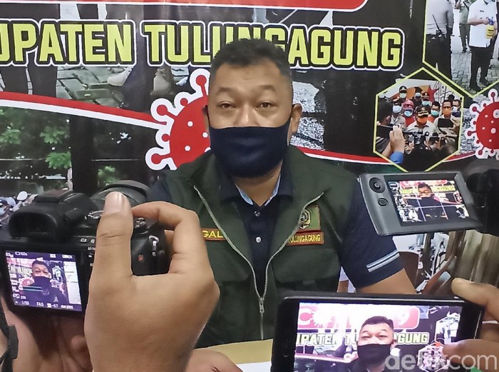 Seorang pelajar yang menjadi anggota kelompok belajar secara luring di Tulungagung, dinyatakan positif COVID-19. Kini belajar luring itu dihentikan dan dilakukan penelusuran epidemiologi kepada seluruh kontak erat.