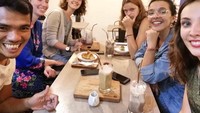 Kalau ini momen Danil saat makan bersama Clem dan teman-temannya di Yogyakarta. Sebelum di Padang, Clem pernah tinggal di Yogyakarta karena ikut program pertukaran pelajar. Foto: Instagram danil_gustian_c