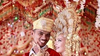 Pria 25 tahun ini sekarang sudah resmi menikahi Clem. Kini keduanya tinggal di Prancis tepatnya di kota Les Sables Dolonne. Foto: Instagram danil_gustian_c