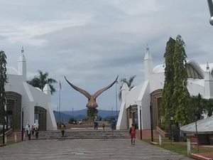 Menikmati Pemandangan di Dataran Elang Langkawi