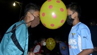 Anak-anak mengikuti lomba joget sambil menggunakan balon di kompleks perumahan Bumi Batara Mawang Permai, Kabupaten Gowa, Sulawesi Selatan, Selasa (11/8/2020).