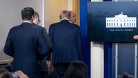 Trump sempat dikawal oleh agen Dinas Rahasia AS (Secret Service/SS) keluar dari ruangan jumpa pers Gedung Putih. Trump dikawal keluar saat jumpa pers masih berlangsung. AP Photo/Andrew Harnik.