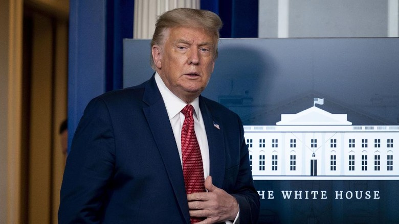 Donald Trump Jumpa Pers di Gedung Putih Presiden Amerika Serikat (AS) Donald Trump menggelar jumpa pers terkait virus Corona. Namun jumpa pers itu sempat dihentikan sementara karena ada penembakan di luar gedung putih.