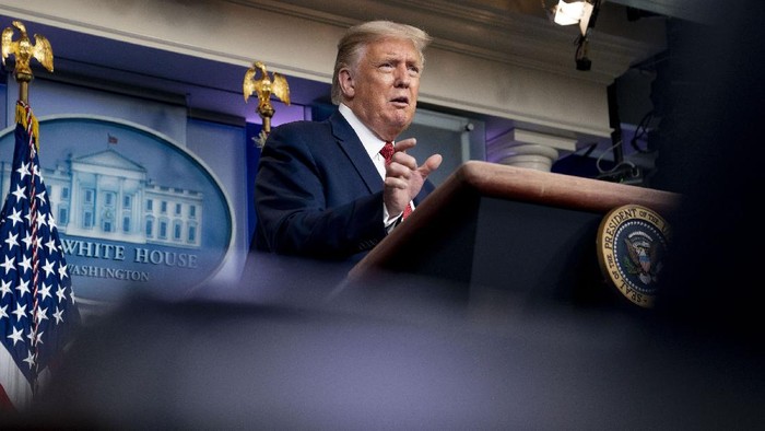 Presiden Amerika Serikat (AS) Donald Trump menggelar jumpa pers terkait virus Corona. Namun jumpa pers itu sempat dihentikan sementara karena ada penembakan di luar gedung putih.