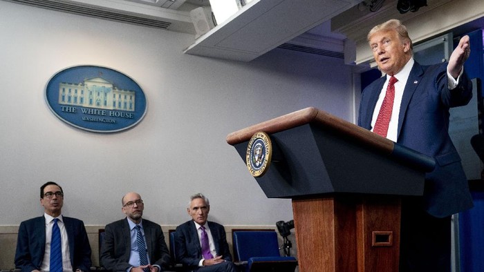 Presiden Amerika Serikat (AS) Donald Trump menggelar jumpa pers terkait virus Corona. Namun jumpa pers itu sempat dihentikan sementara karena ada penembakan di luar gedung putih.