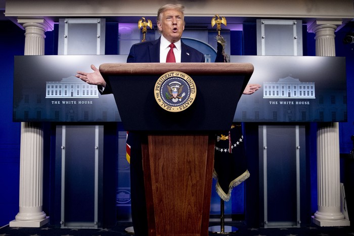 Presiden Amerika Serikat (AS) Donald Trump menggelar jumpa pers terkait virus Corona. Namun jumpa pers itu sempat dihentikan sementara karena ada penembakan di luar gedung putih.