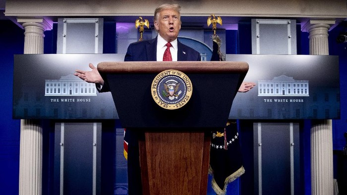 Donald Trump Jumpa Pers di Gedung Putih Presiden Amerika Serikat (AS) Donald Trump menggelar jumpa pers terkait virus Corona. Namun jumpa pers itu sempat dihentikan sementara karena ada penembakan di luar gedung putih.