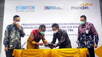 Pejabat Eksekutif Bisnis dan Jaringan Bank Mandiri Aquarius Rudianto, SVP Small & Medium Enterprise (SME) Banking Bank Mandiri Muhammad Iqbal, Direktur Keuangan PT Wijaya Karya Beton Imam Sudiyono, dan SVP Corporate Banking 2 Bank Mandiri Yusak L.S Silalahi saat menunjukkan perjanjian kerjasama di Jakarta, Selasa (11/8). 