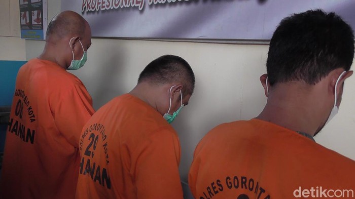 Eks anggota DPRD Kabupaten Gorontalo kembali ditangkap terkait kasus narkoba. Dia ditangkap bersama dua rekannya (Ajis Khalid/detikcom)