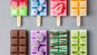 Kalau es loli satu ini dicetak ke dalam cetakan cokelat. Terbuat dari olahan buah yang segar, es loli ini punya warna yang cantik banget ya! Foto: Instagram @naturally.jo