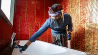 Pembersihan atau disinfeksi berkala di Fashion Hotel Legian. 