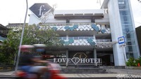 Ada cerita berbeda di Fashion Hotel Legian, Bali yang jadi sedikit tempat berteduh bagi turis selama berbulan-bulan. Hotel sepi tamu jadi cerita yang sering kita dengar selama pandemi Corona ini.