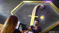 Hanya sedikit hotel di kawasan Legian yang mampu bertahan, Fashion Hotel salah satunya. Resepsionis menerapkan protokol kesehatan.