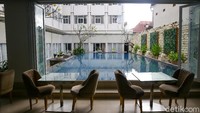 Area kolam renang di lantai 1. Fashion Hotel Legian satu dari sedikit hotel yang masih buka selama pandemi. Ada lebih dari 11 penginapan di sini. Semenjak Nyepi sudah sepi di bulan Maret