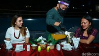 Suasana dinner di Fashion Hotel Legian. Tamu lain yang menginap di sini adalah warga Bali hingga Jawa Timur yang ingin merasakan staycation.