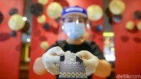 Four Star By Trans Hotel dinilai demikian karena lokasinya strategis, dekat dengan kantor gubernur Bali juga kantor pusat perusahaan. Resepsionis diwajibkan memakai face shield dan sarung tangan.