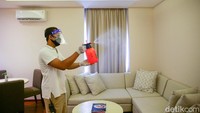 Disinfeksi ruang tamu kamar suite di Four Star By Trans Hotel.