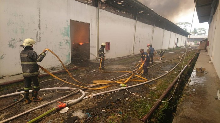 Gudang kapas di Bandung dilalap si jago merah.
