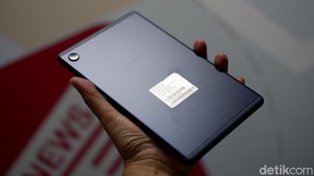 Huawei membuat MatePad T8 dengan bobot 310 gram. Cangkang bagian belakang terbuat dari logam dan diproses sandblasting membuatnya nyaman saat di tangan sekaligus stylist. Foto: Adi Fida Rahman/detikINET