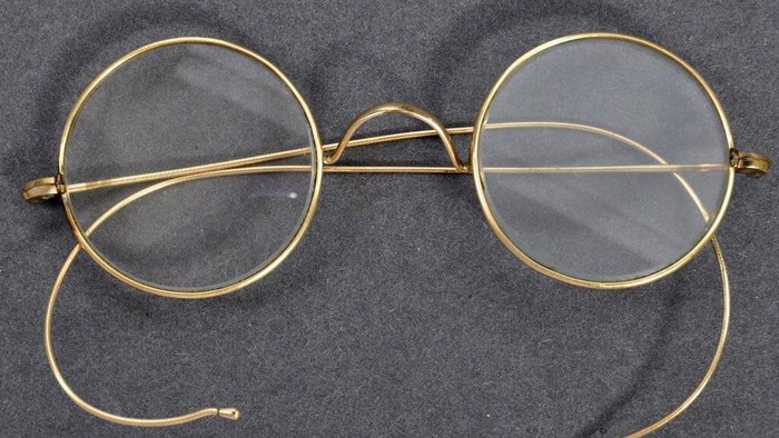 Ini Kacamata Mahatma Gandhi yang Siap Dilelang Seharga Ratusan Juta Kacamata milik tokoh kemerdekaan India, Mahatma Gandhi, akan dilelang di Inggris. Diperkirakan harga kacamata itu mencapai lebih dari Rp 280 juta.