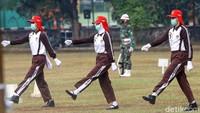 Enam orang tersebut dibagi menjadi dua kloter, saat kenaikan dan penurunan bendera. Sedangkan dua orang lainnya sebagai cadangan.