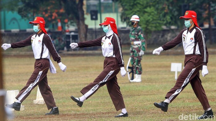 Pasukan pengibar bendera merah putih melakukan latihan di Cibubur, Jakarta Timur, Selasa (11/8/2020). Mereka akan bertugas pada upacara HUT RI di Istana Negara.