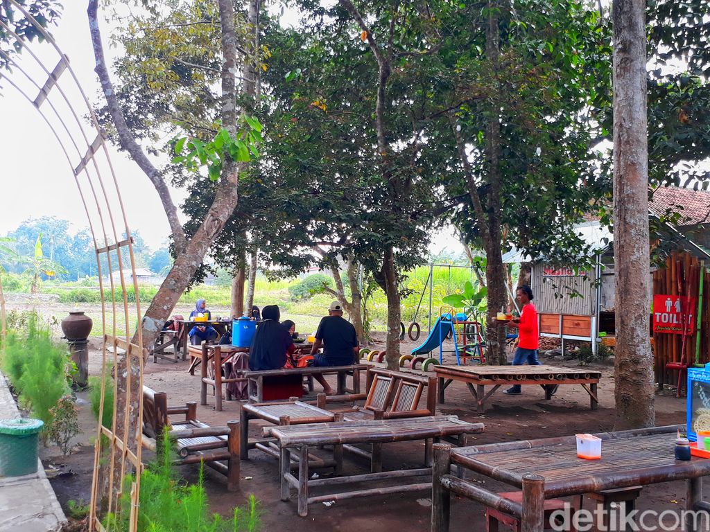 Jajan Camilan Ndeso di Warung Kebon Kalasan