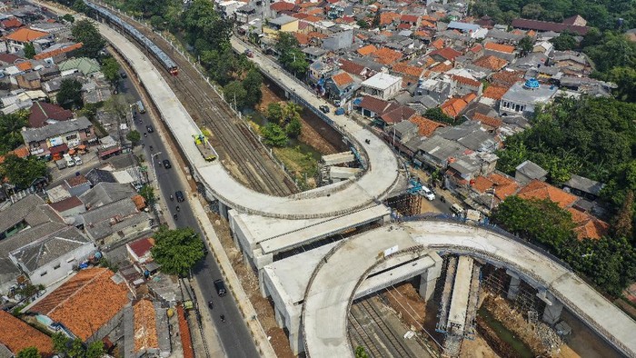 Foto aerial pembangunan jalan layang tapal kuda di kawasan Lenteng Agung, Jakarta, Rabu (5/8/2020).