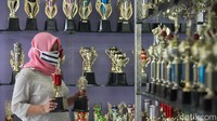 Rentang bulan Juni hingga Agustus adalah masa dimana toko-toko piala panen pesanan.
